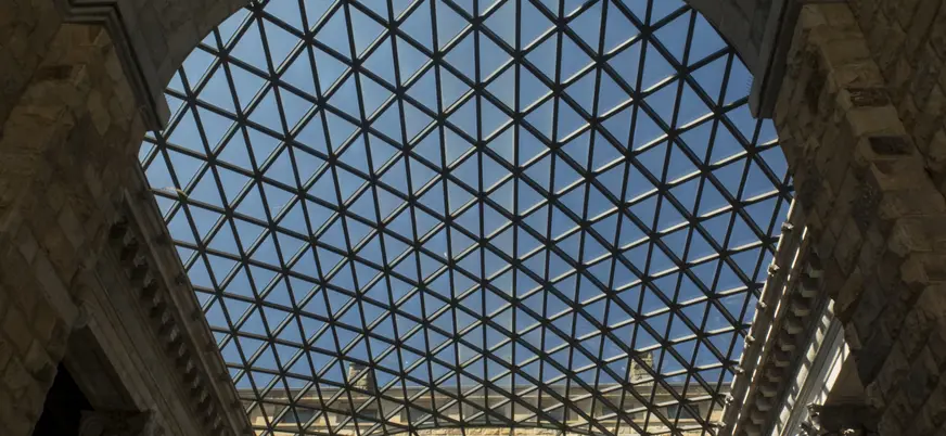 Cúpula acristalada del patio interior de la Universidad Laboral de Gijón, con estructura geométrica y luz natural