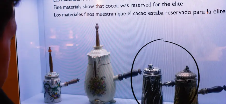 Cáscaras, granos, herramientas y tierra. Aquí el chocolate muestra su lado crudo: antes de ser placer, fue privilegio. Los mejores materiales estaban reservados para unos pocos.