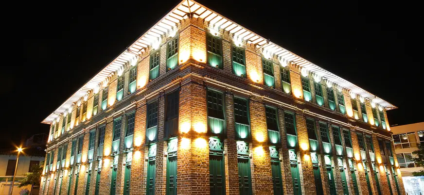 Edificio del casco histórico de Medellín iluminado en la noche, Colombia