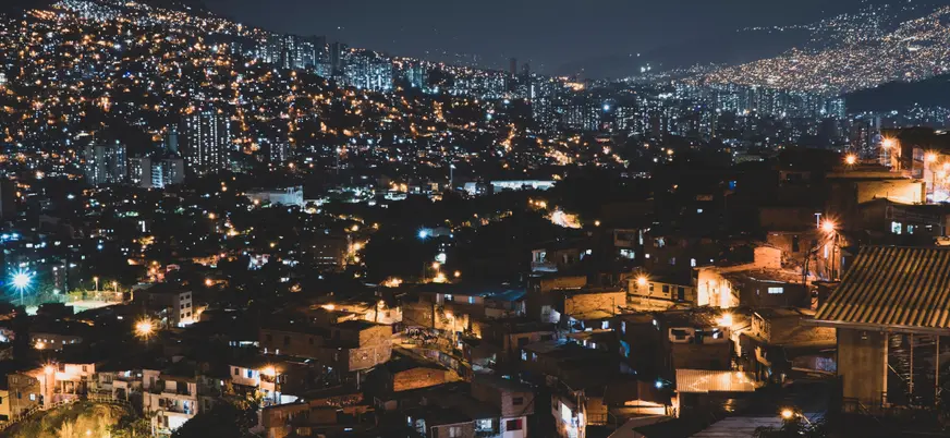 Panorámica de Medellín por la noche, Colombia