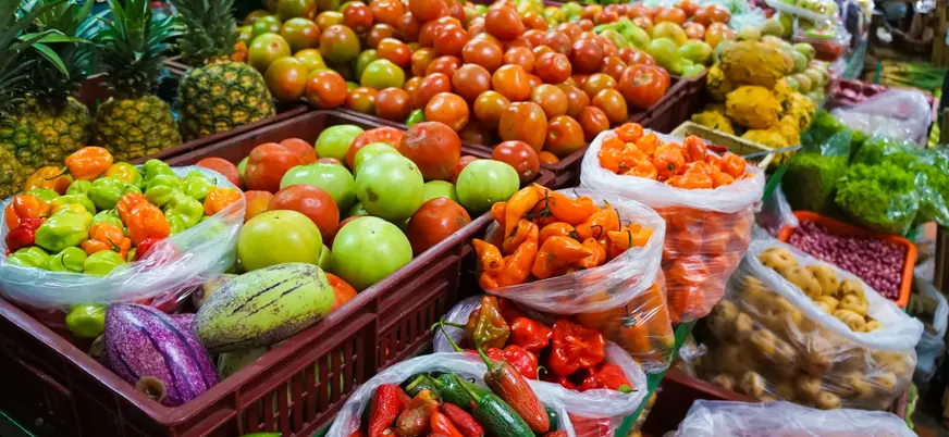 Frutas en un mercado típico de Medellín, Colombia