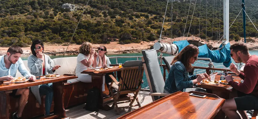 Mesas a bordo para disfrutar de un delicioso almuerzo.