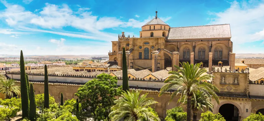 Preciosa vista soleada de la Mezquita-Catedral de Córdoba, Andalucía