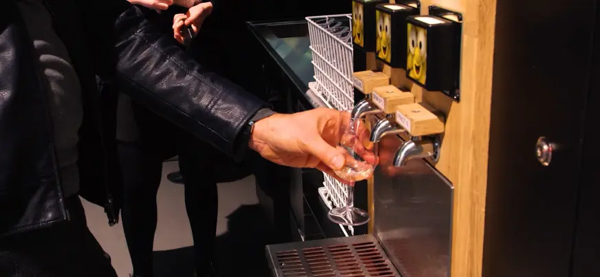 Recargando una copa de vino para degustar los sabores más auténticos.