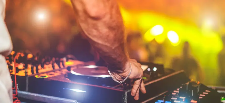 Conocerás a renombrados DJ en clubes icónicos de la ciudad.