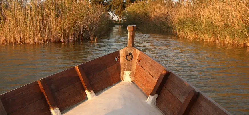 El sol se esconde detrás del horizonte, y el lago se llena de tonos cálidos.
