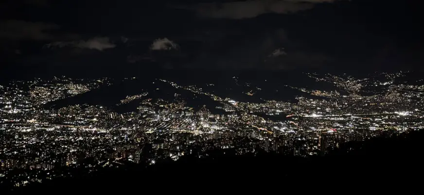 Medellin de noche desde las alturas, lo más destacado de este tour.