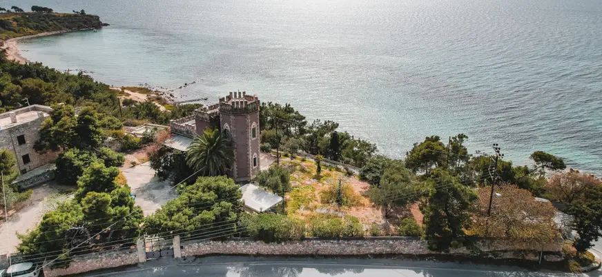 Paisajes y altas torres de los que disfrutarás en este crucero de medio día.