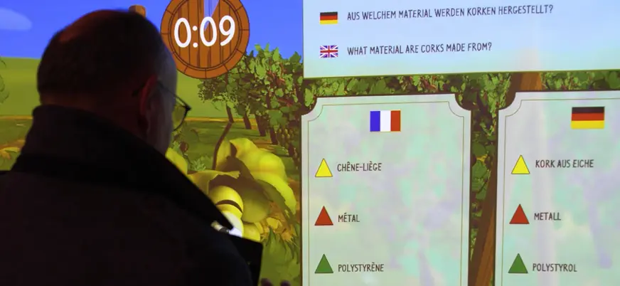 Pantallas interactivas del Museo del vino de Alsacia.