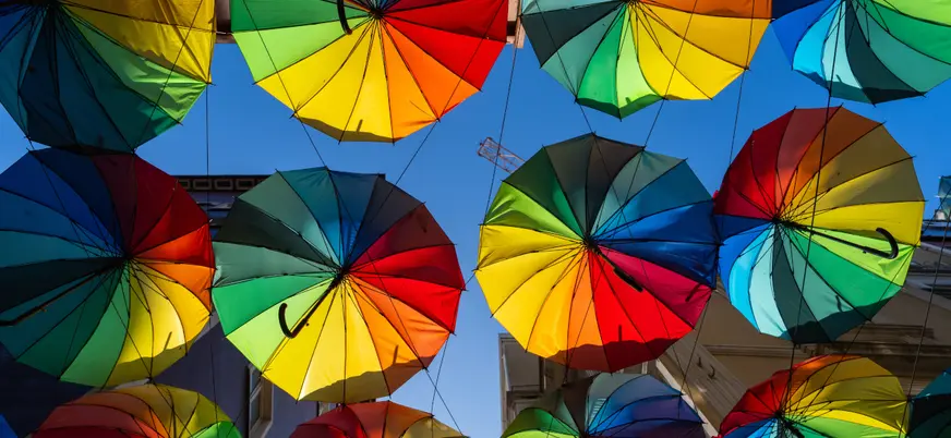 Paraguas de colores en el barrio de Karaöy de Estambul