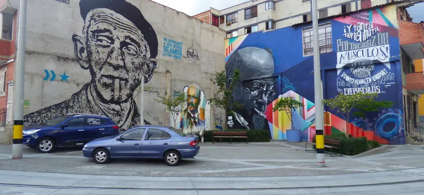 Paredes decoradas con arte urbano en Medellin.