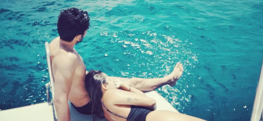 Una pareja disfruta del mar a bordo y se relaja.