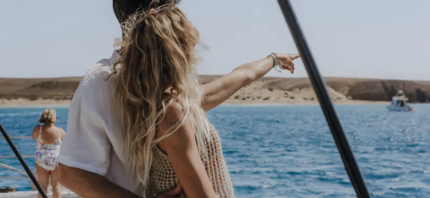 Una pareja contempla el horizonte desde la cubierta, compartiendo el momento con calma y sin prisa.