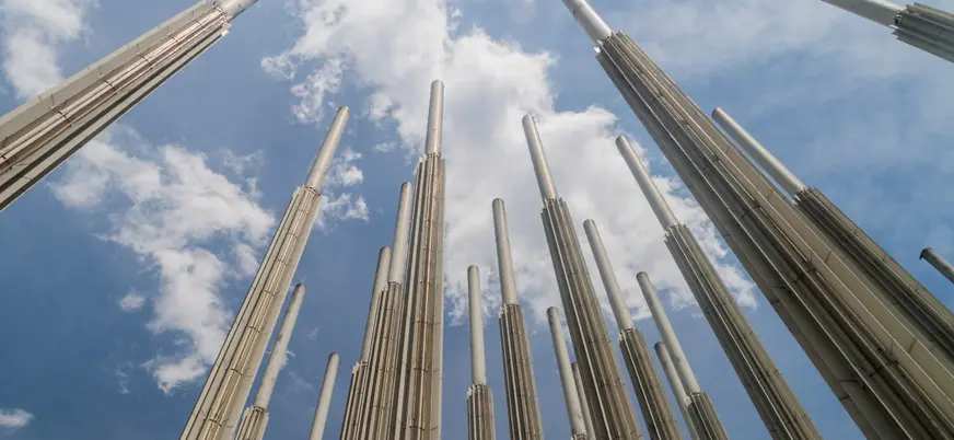 Estructuras que apuntan al cielo en el Parque de las Luces de Medellín.