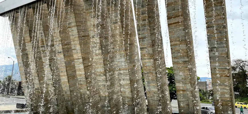 El Parque de los pies descalzos alberga rincones mágicos como estas columnas donde cae agua.