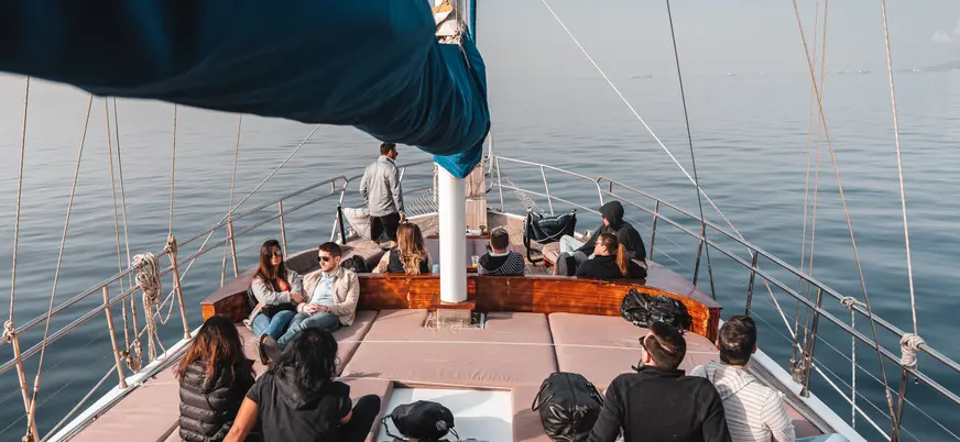 Pasajeros relajándose y contemplando las vistas desde el mar.