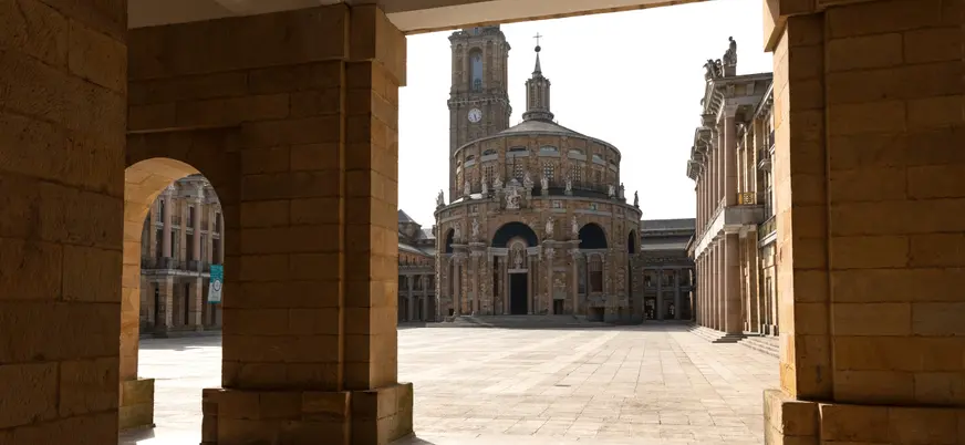 Pasillos exteriores en la Universidad Laboral de Gijón