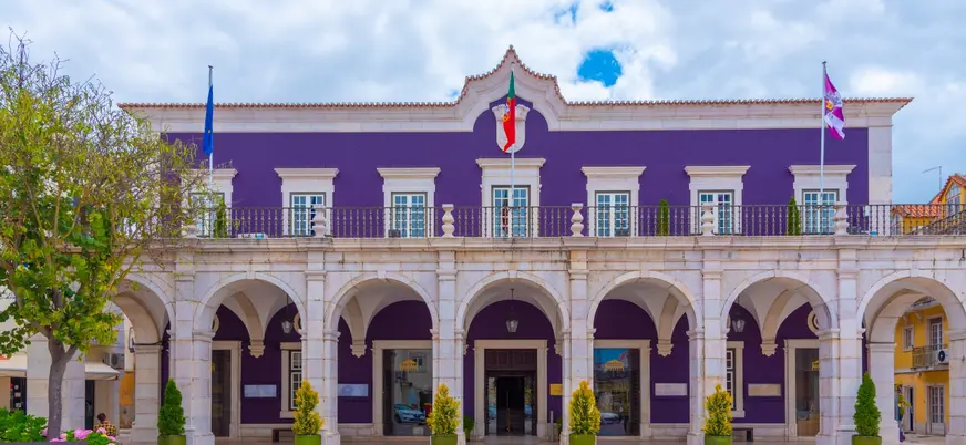 Cámara de comercio en la plaza de Bocage de Setúbal, Portugal