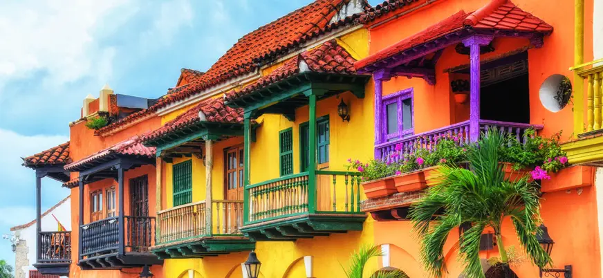 Preciosas casas coloridas en la plaza de los Coches en Cartagena de Indias, Colombia