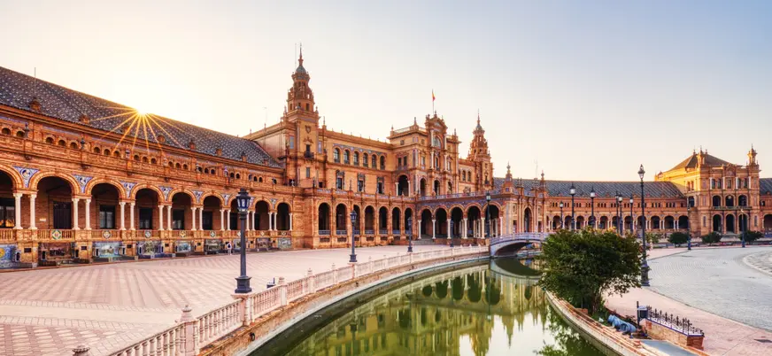Preciosa imagen al atardecer de la plaza de España en Sevilla