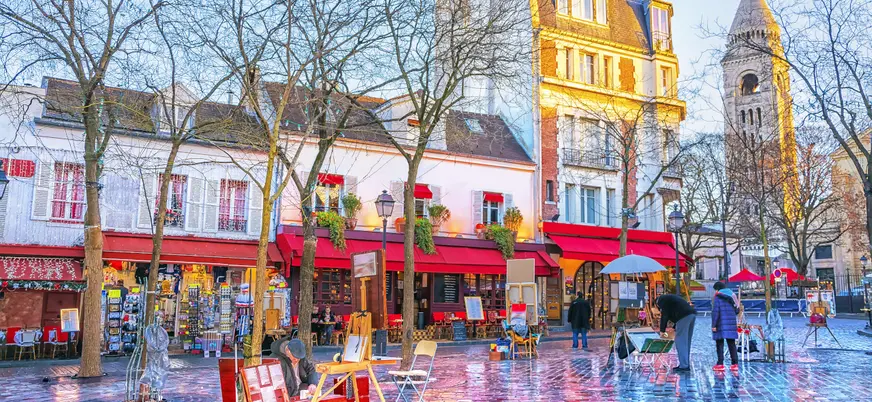 La icónica plaza de los Pintores en el barrio de Montmartre, París