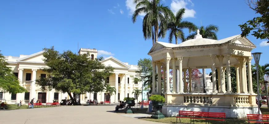 Plaza principal de Santa Clara en un día soleado, Cuba