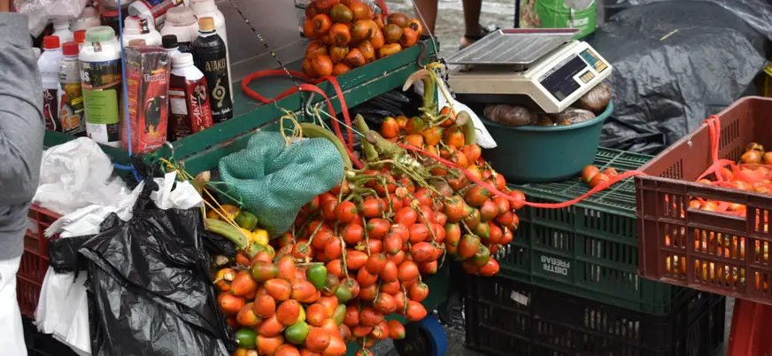 Puesto en un mercado típico de Medellín, Colombia