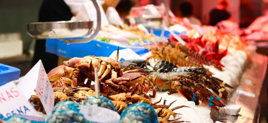 Puesto de venta de marisco dentro del Mercado Central de Valencia