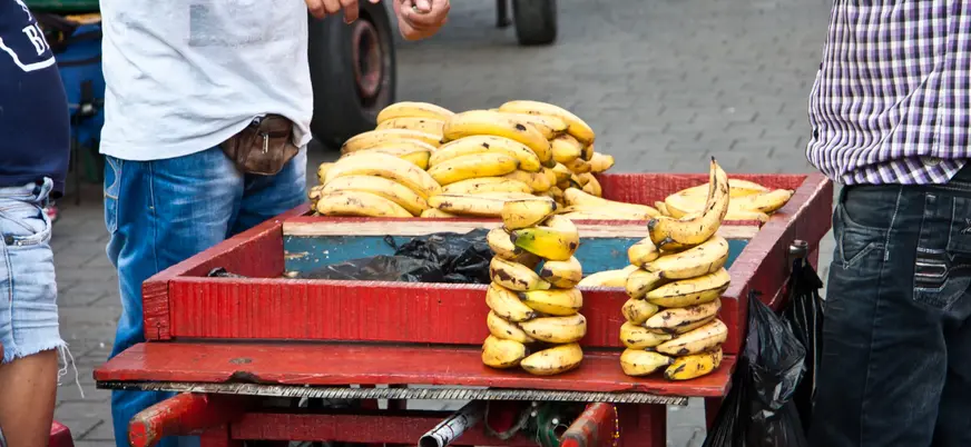 Puesto de plátanos en un mercado típico callejero de Medellín, Colombia