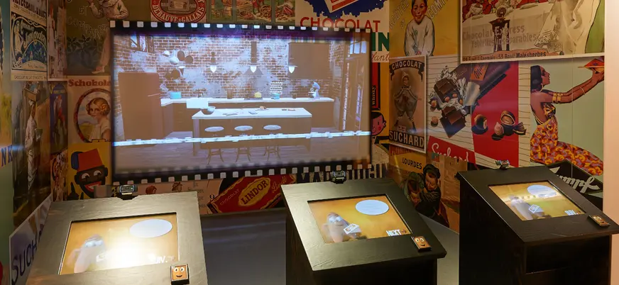 Sala con decoraciones especiales relacionadas con el mundo del cacao.