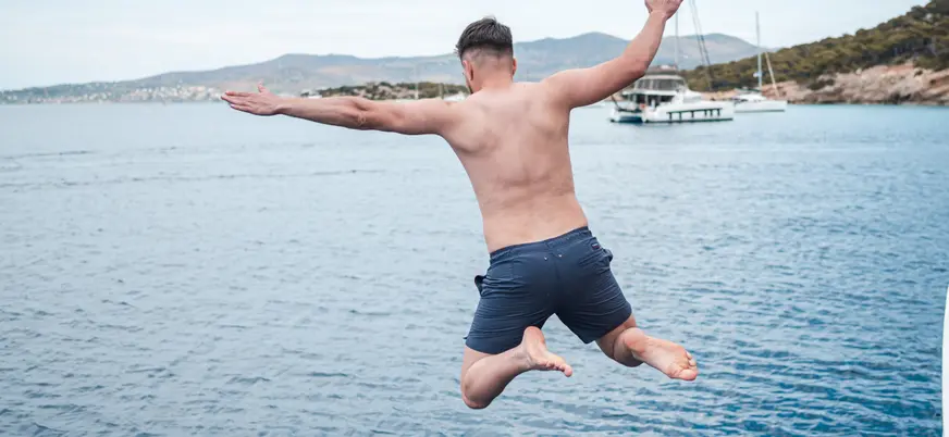Salto en medio del mar para disfrutar de un refrescante baño.
