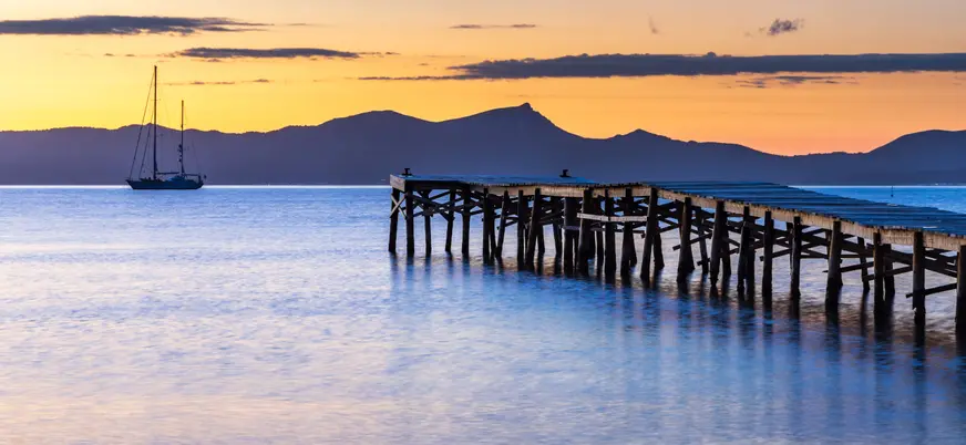 Atardecer desde el embarcadero en la bahía de Alcúdia, Mallorca