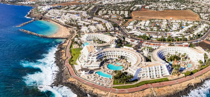 Vista aérea Playa Blanca, uno de los rincones más especiales de Lanzarote.