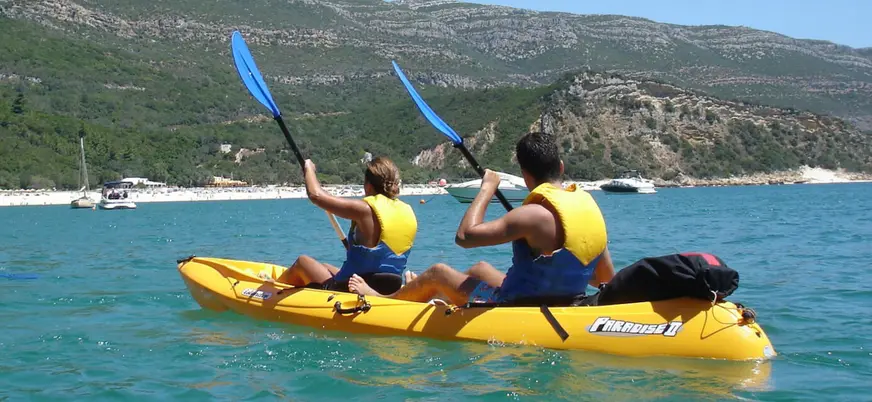 Un kayak de dos disfrutando de las vistas. Naturaleza pura bajo cada remo.