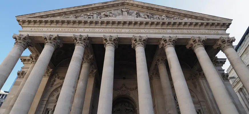 Con su imponente fachada, el Royal Exchange representa el pasado comercial de Londres con elegancia.