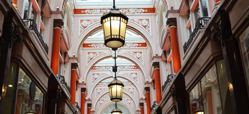 Colores, hierro forjado y tradición se mezclan en el encantador mercado de Leadenhall.