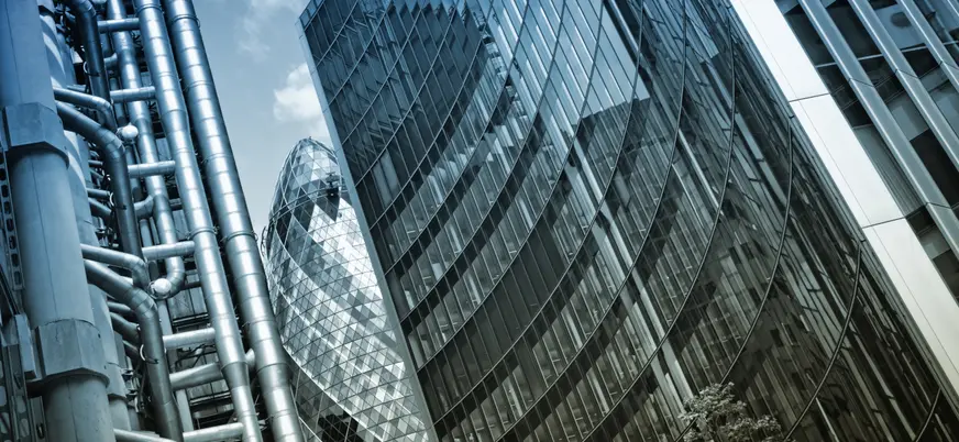 Símbolo de la arquitectura contemporánea, The Gherkin redefine el horizonte de la City.