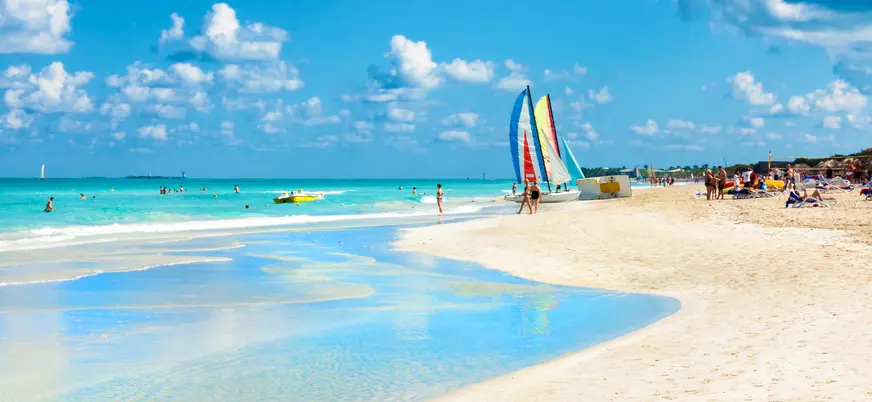 Un refugio transparente donde cada detalle submarino cobra vida, perfecto para sumergirse y descubrir un mundo lleno de color y movimiento.