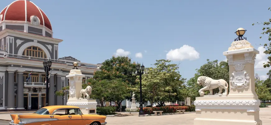 El Ayuntamiento de Cienfuegos, con su cúpula roja, se alza frente al parque José Martí.