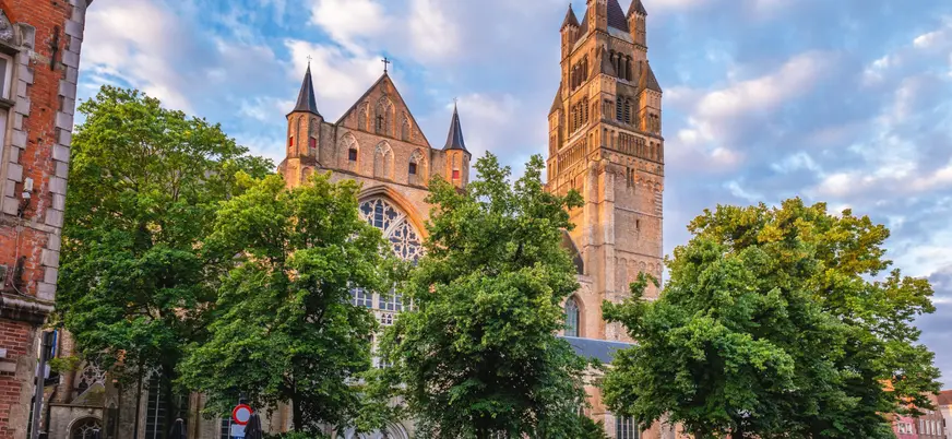 La imponente Catedral de San Salvador en Brujas, Bélgica
