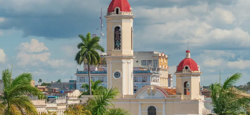 El Palacio del Valle combina estilos morisco, gótico y veneciano, y es uno de los edificios más singulares de la ciudad.