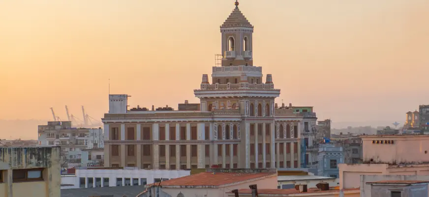 Vista al atardecer del icónico edificio Bacardí en La Habana, Cuba