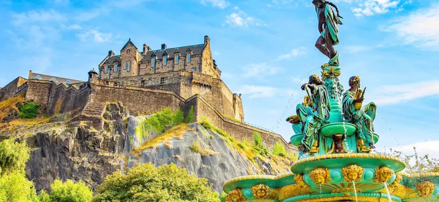 Vista del Castillo de Edimburgo desde los jardines de Princes Street, con la fuente Ross en primer plano.