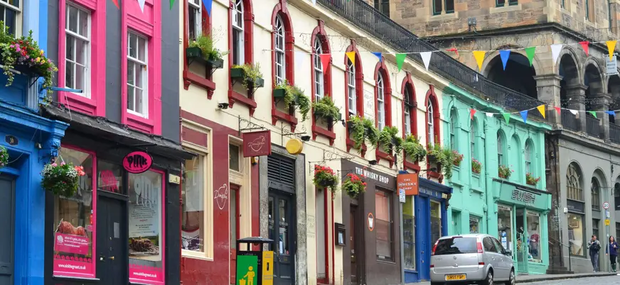 Fachadas de colores en Victoria Street, una de las calles más pintorescas de Edimburgo.