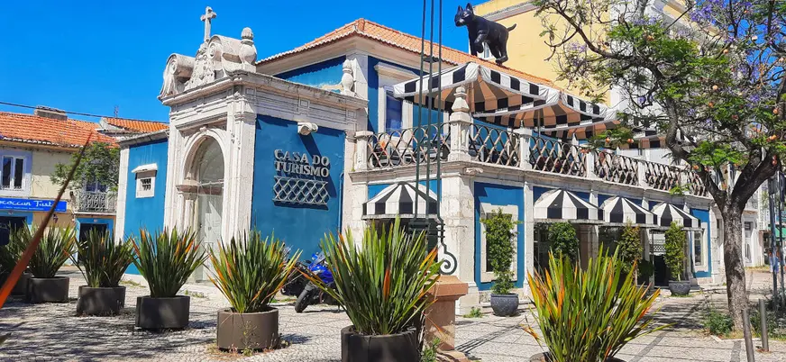 Fachada azul y blanca de la Casa de Turismo de Setúbal.