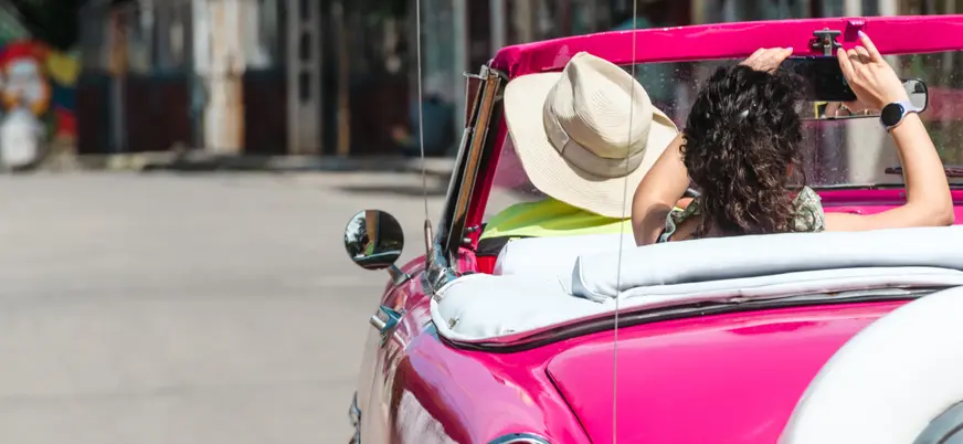 Coche colorido típico cubano en una calle de Fusterlandia, Jaimanitas.