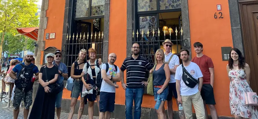 Grupo delante de unos de los locales más emblemáticos de la ciudad para beber cerveza.