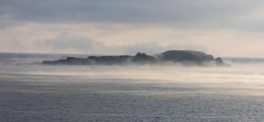 La isla de Izaro en País Vasco en un día nublado