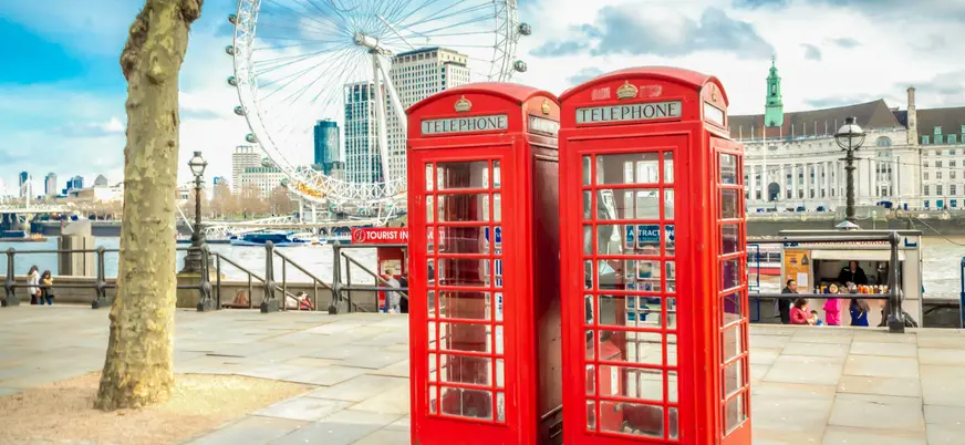 Cabinas telefónicas rojas frente al London Eye, uno de los rincones más reconocibles del centro de Londres.