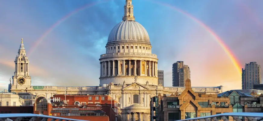 Vista frontal del Millennium Bridge con la cúpula de la Catedral de San Pablo al fondo, lugar icónico en el skyline de Londres y parte del recorrido de Harry Potter.